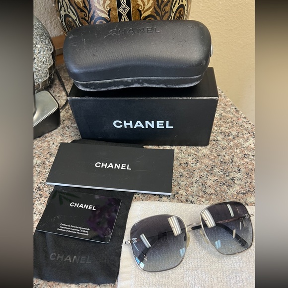 CHANEL Accessories - Authentic vintage Chanel logo aviator sunglasses. Still in excellent condition!